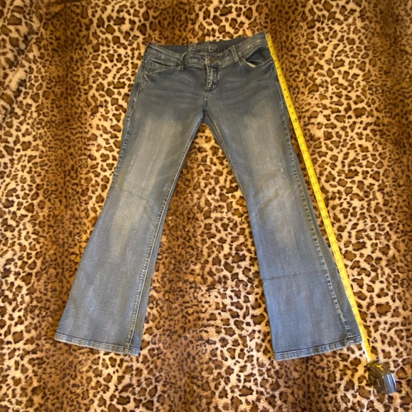 Delia’s Bailey Jeans size 9/10S Distressed medium fade rinse jeans. EUC - Picture 2 of 11